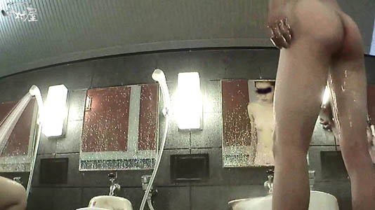 スレンダー女子のキレイな脚と引き締まったお尻、鏡には顔と胸が映る