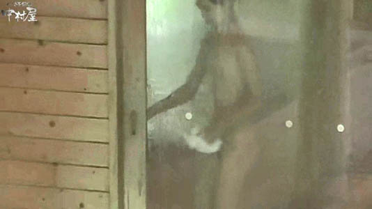 露天の出入り口の曇ガラスに映る女子のハダカ