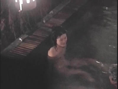 夜の露天に浸かる女子