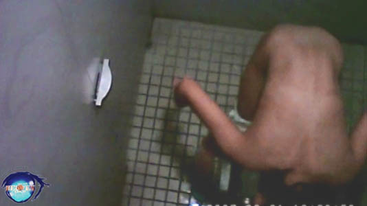 水着を全部下げてのトイレをする女子を上から狙う盗撮カメラ
