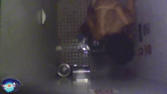 競泳水着を脱いでトイレをする女子を上から見る