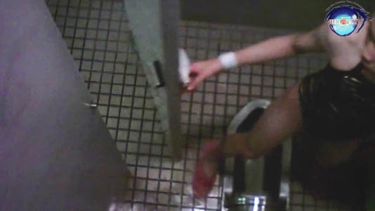 競泳水着の女子がトイレの個室に入ってきました