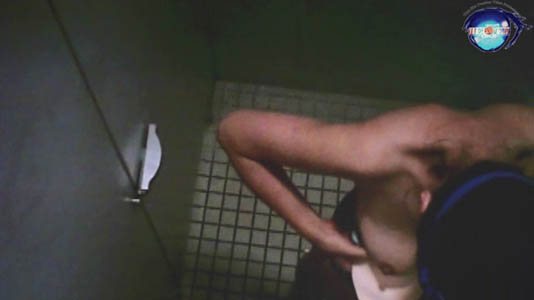 脱いでトイレをした女子が水着を着てます