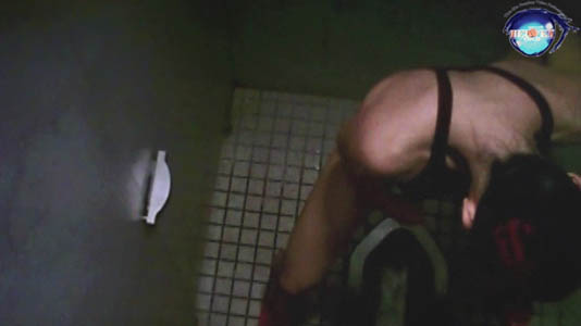 水着横ずらしで立ちションしている競泳水着女子1