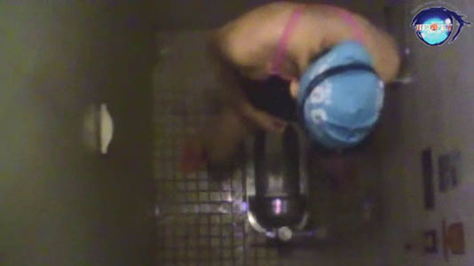 水着横ずらしで立ちションしている競泳水着女子2