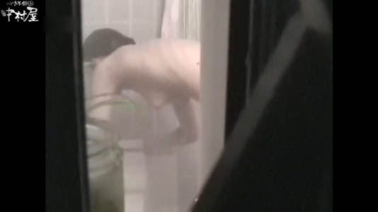 前かがみでなにかをしている女子のハダカがスキマから見える