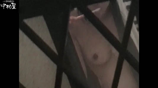 おっぱい丸出しで歯を磨いています
