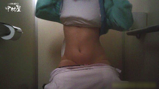 便座に座って服を胸までたくし上げてます