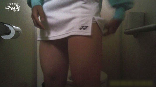 オシッコ終わってウェアの乱れを直してます