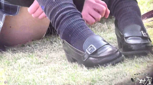 膝たて座りのJKパンツ見えてます