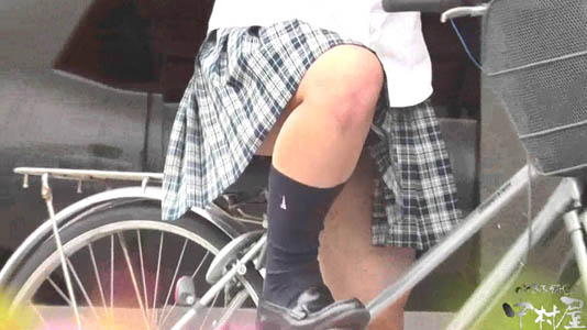 チャリンコJKお股のギリギリまで見える