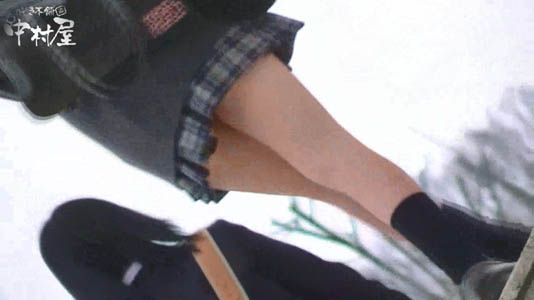 階段を登りきったJKを階段の下から撮ってます