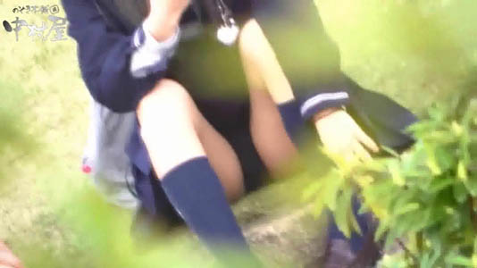 草葉の陰からセーラーJKの黒パンツを盗撮
