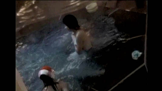 風呂に浸かっているギャル二人