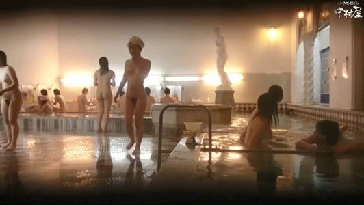 洗い場の渋滞は解消されて少しづつ女子の姿が少なくなっていきます