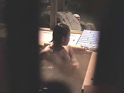 露天のお湯に浸かるポチャ女子