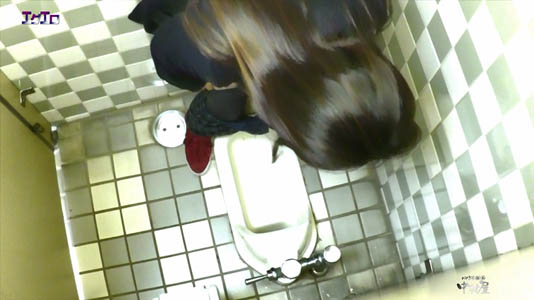 和式トイレの個室内にいるギャルを上から盗撮