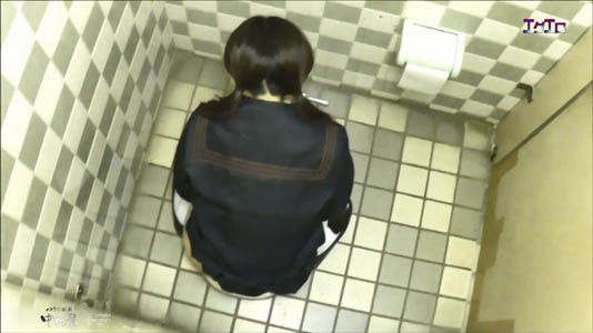 セーラー女子が和式便器にまたがっているところを上から盗撮