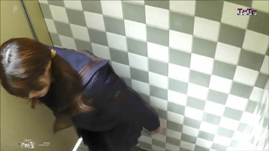 可愛らしいセーラー服の女子がトイレの個室に入って来ました