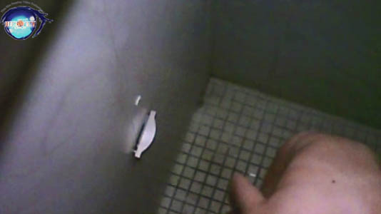 水着を脱いで用を足しています
