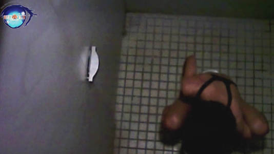水着を横にずらしてトイレ中
