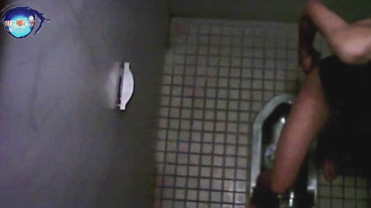 上からの映像でもわかるキレイな脚