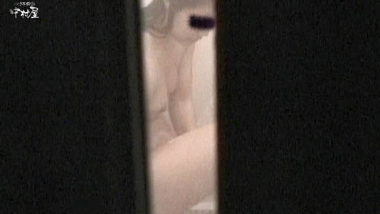 カラダを洗っている姿が見えちゃってます