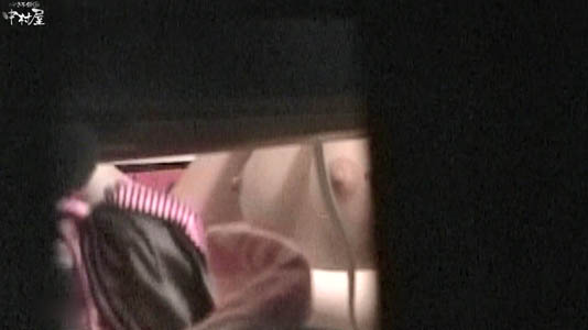 真っ暗な外から明るいところを覗くとおっぱいが見えてます