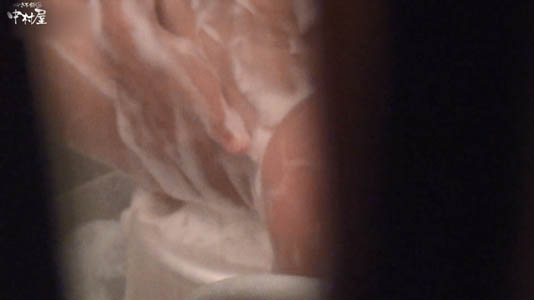 泡まみれの股間を手で洗ってます