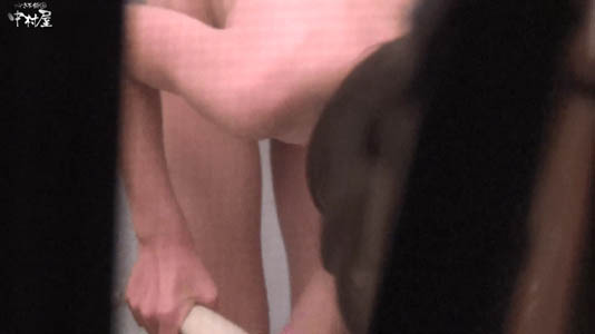 カメラの方を向いて前かがみになっています