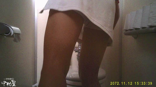 パンチラ状態でもスパッツ付きウェアが残念、でも脚がキレイです