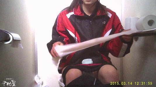 オシッコ中にトイレットペーパーを準備してます