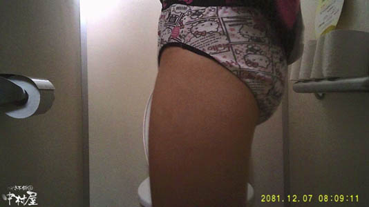 この娘も可愛らしいキティパンツ