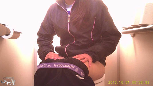 便座に腰を掛けてオシッコしている女子