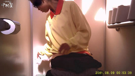 シャツの胸のあたりにポッチリと浮きでている