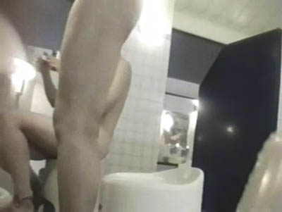 洗い場で横から盗撮。立ち上がった脚がキレイです