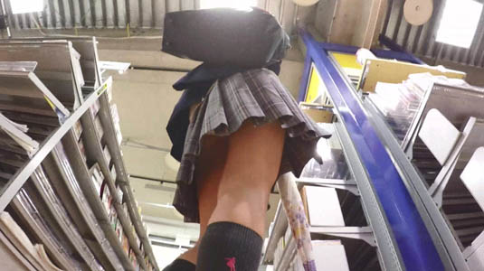 お店で商品を見ているJKのパンチラを狙います