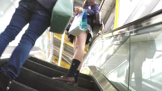 エスカレーターでスラッとキレイな脚のJKを撮ってます