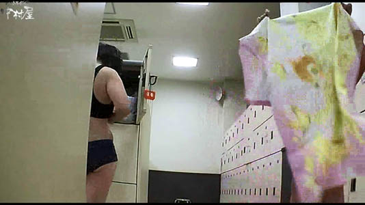 脱衣場で下着を着けた女子