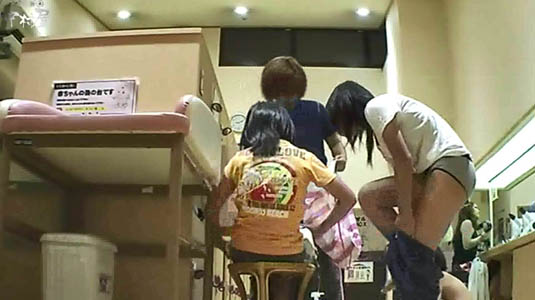 ズボンを脱いでいるギャル、パンツのラインがエッチです