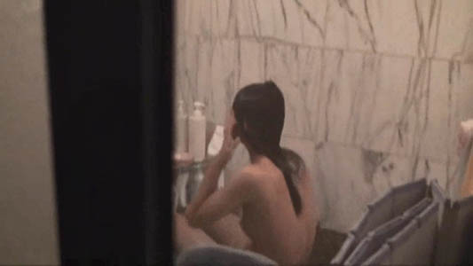 民家らしき風呂場を窓の外から盗撮してます