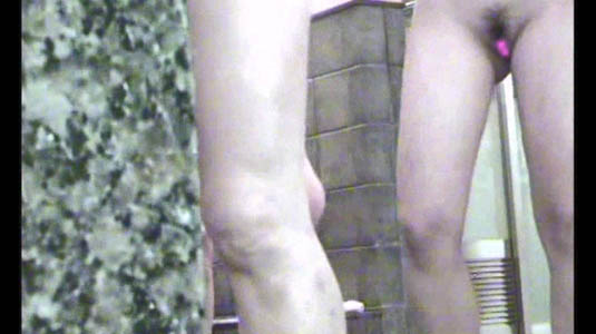 風呂場へ入ってきたギャルの下半身にワレメが