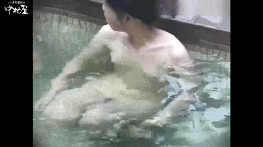 露天風呂のお湯に浸かっている女子