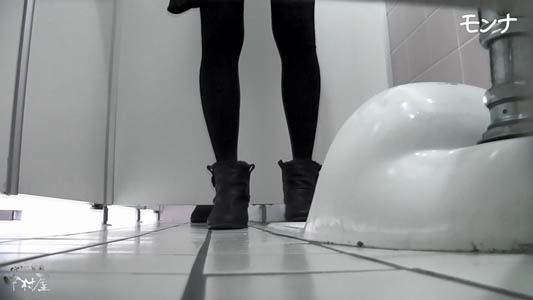 下のスキマから隣に入っているギャルを盗撮