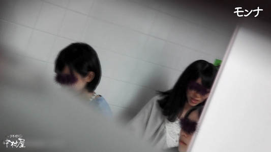 洗面台の前にいるギャルをこっそり撮ってます