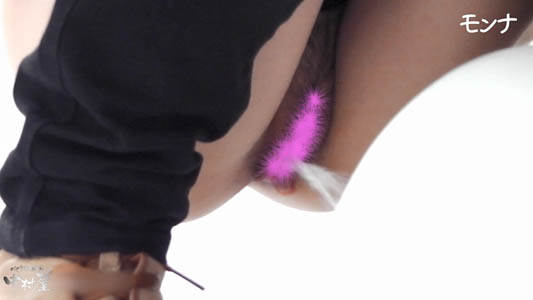 生理中の女子がオシッコしてます