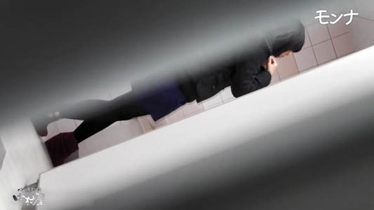 カガミの前で身なりをチェックしている女子