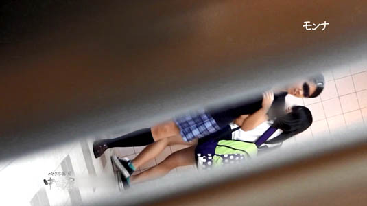 スキマから制服ちゃんの姿を確認