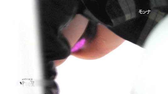 前から盗撮、マンコを確認