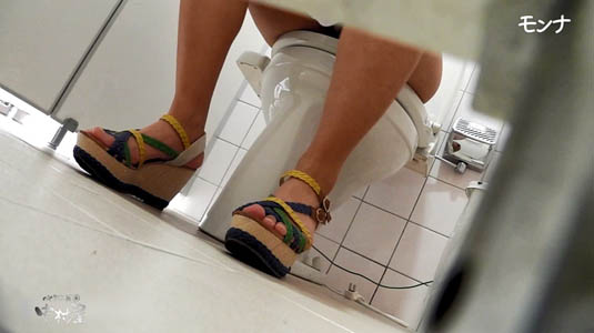 洋式トイレの個室を下の隙間から盗撮